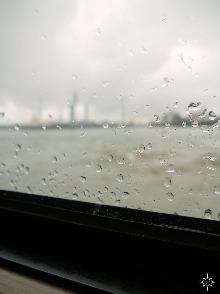 Hamburg im Regen, Blick von der Fähre 72