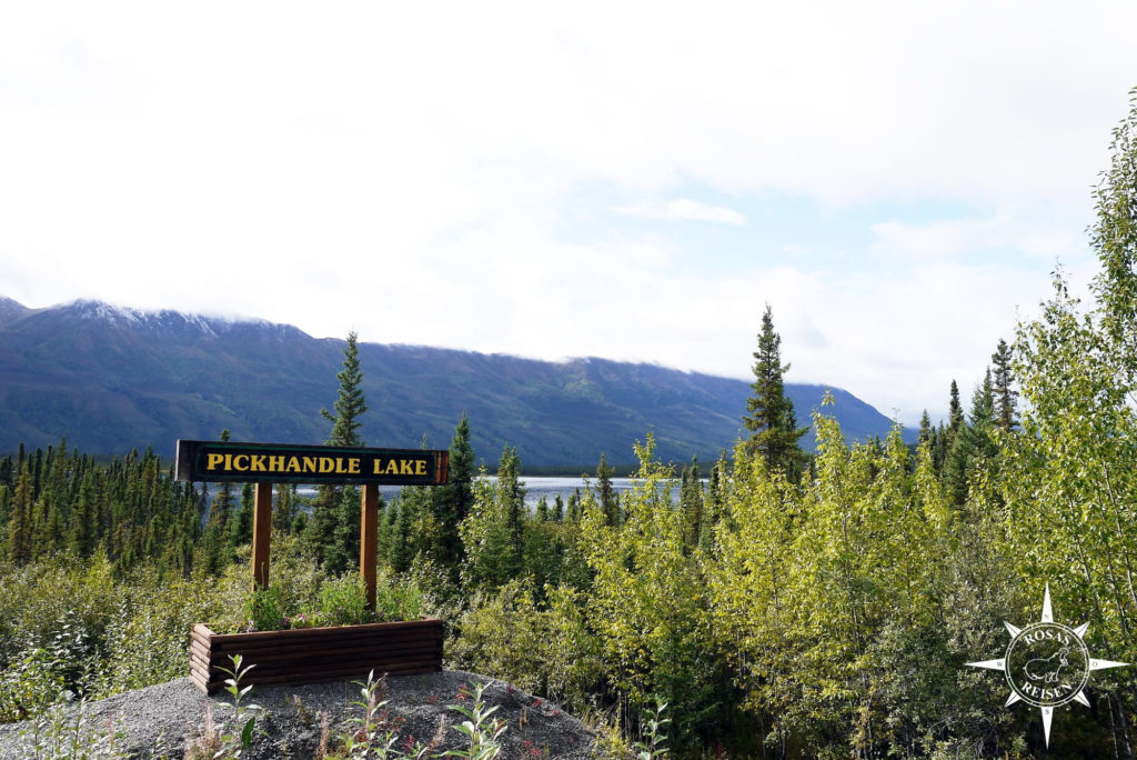 Rosas-Reisen-Roadtrip-Kanada-Alaska-Pickhandle-Lake-Schild