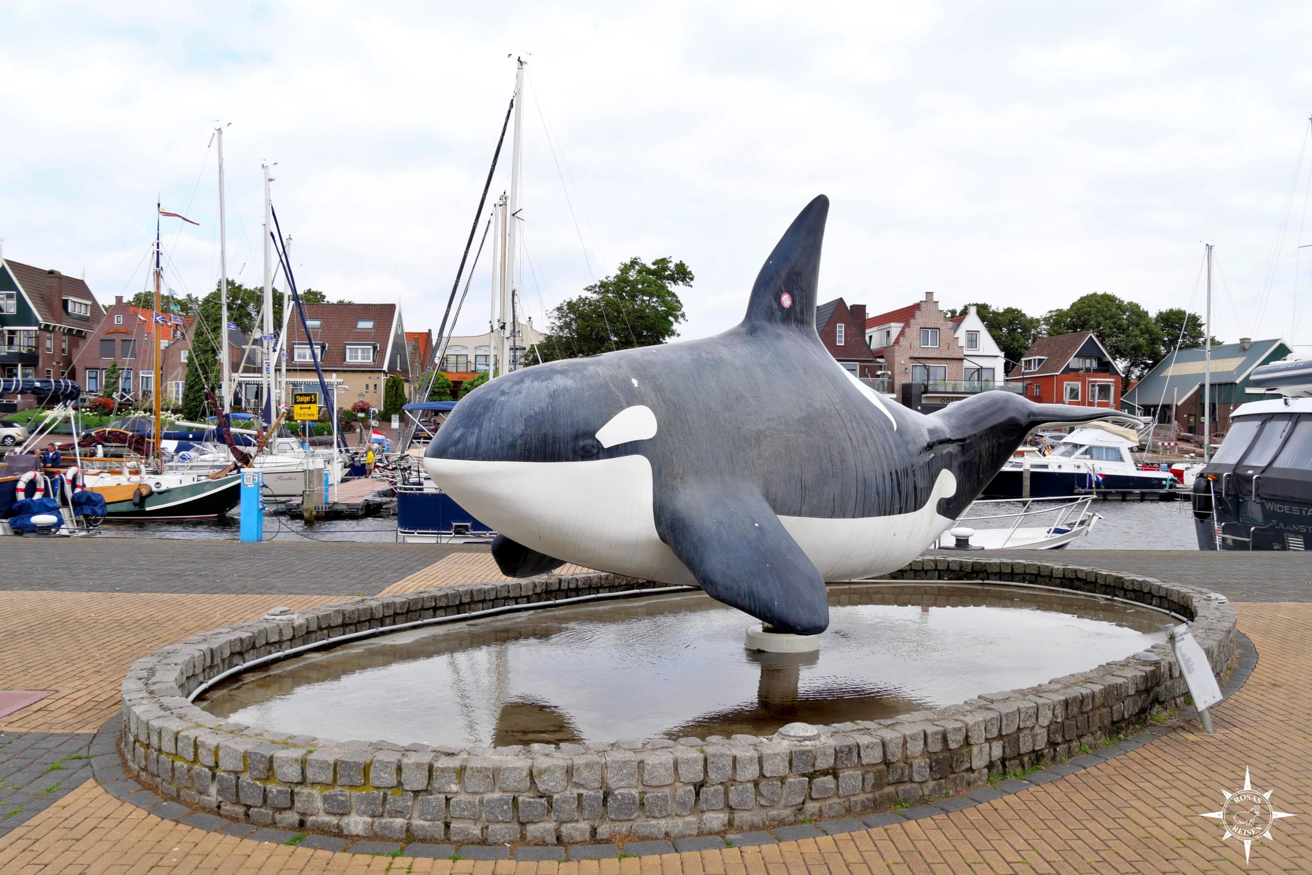 Niederlande-Fischerdorf-Urk-Statue-Orca