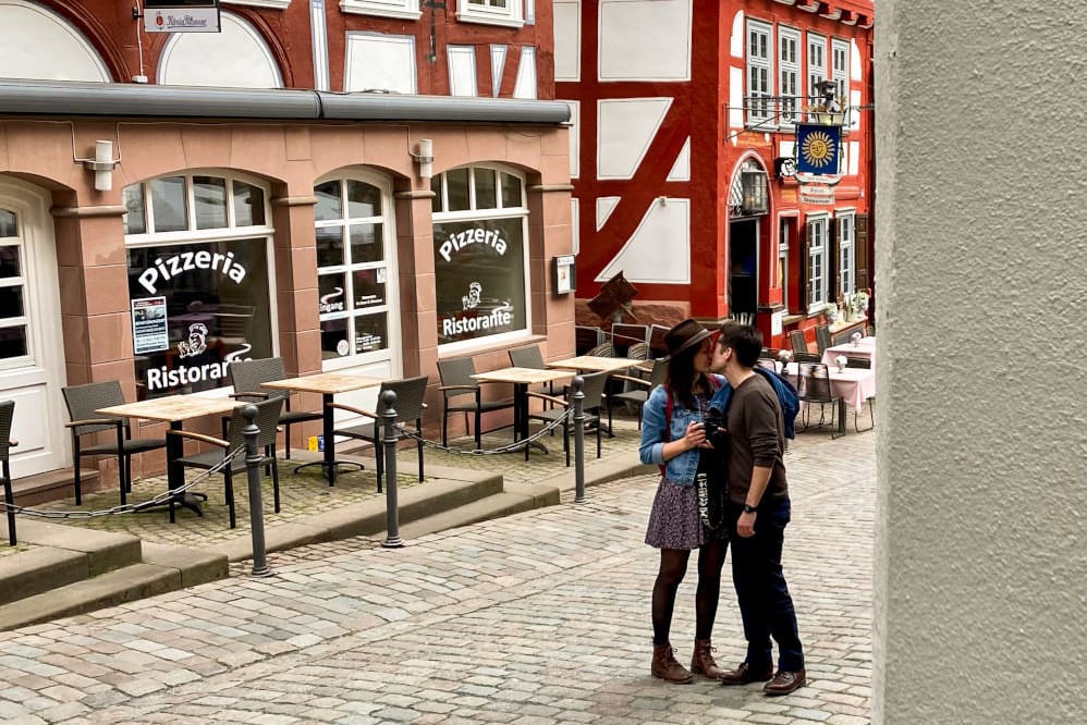 Rosas-Reisen-Marburg-Tipp-Spaziergang-Kuss-romantisch