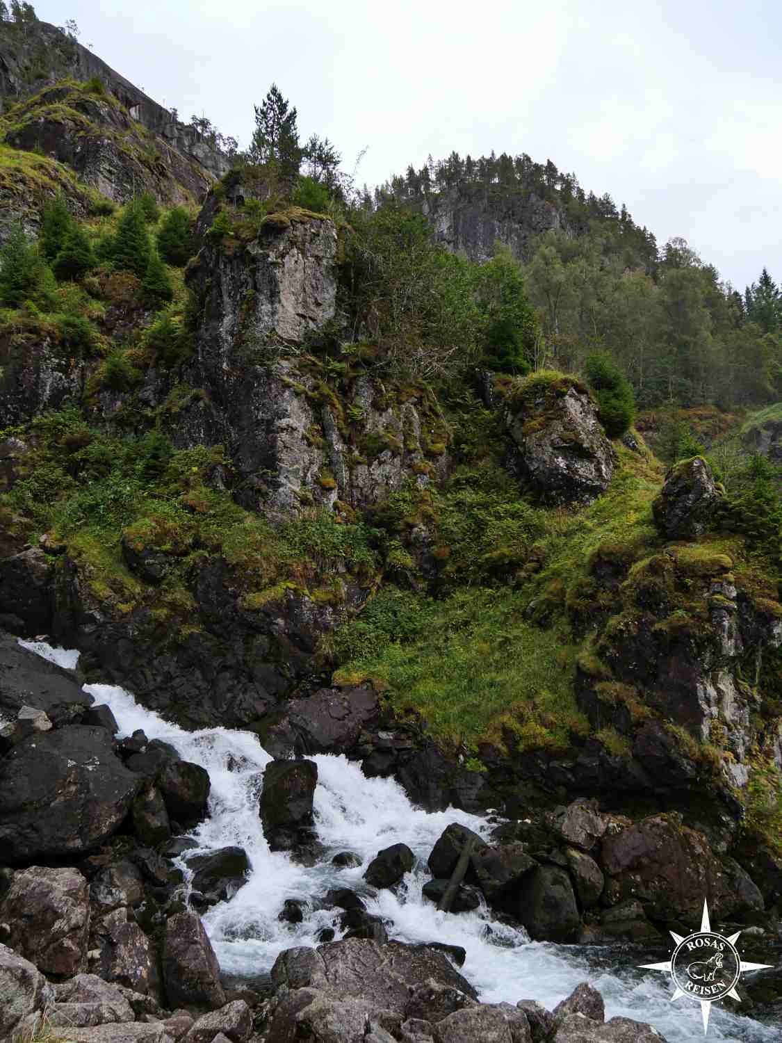 Wasserfaelle-Suednorwegen-Felsen-Latefossen