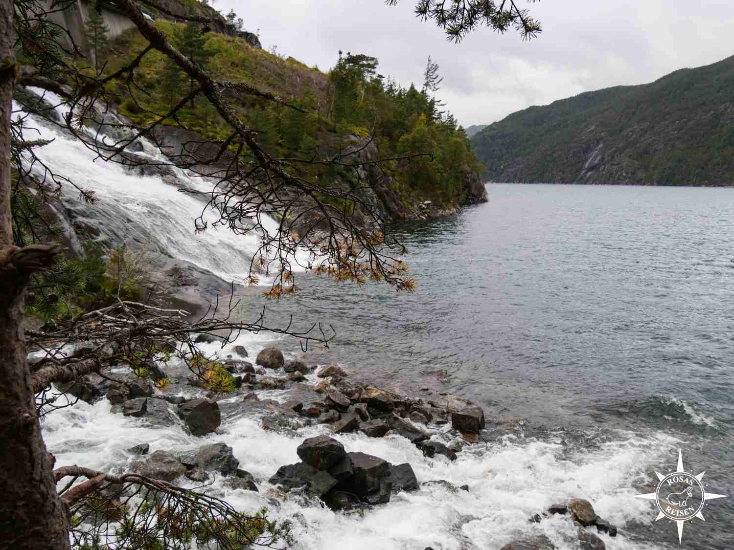Wasserfaelle-Suednorwegen-Fjord-Langfossen