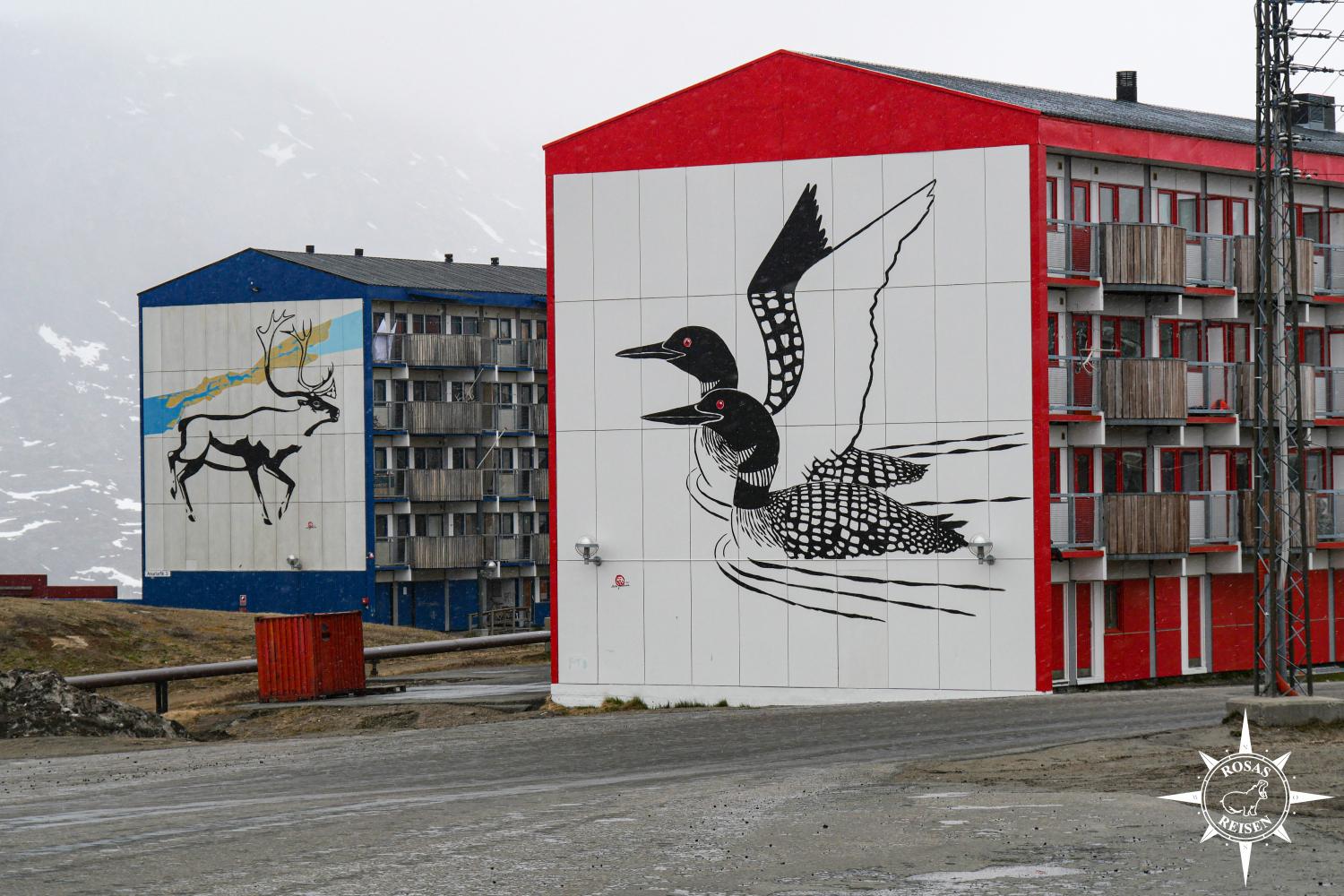 Expeditionskreuzfahrt-Groenland-Sisimiut-Wohnblock-Mural-Graffiti