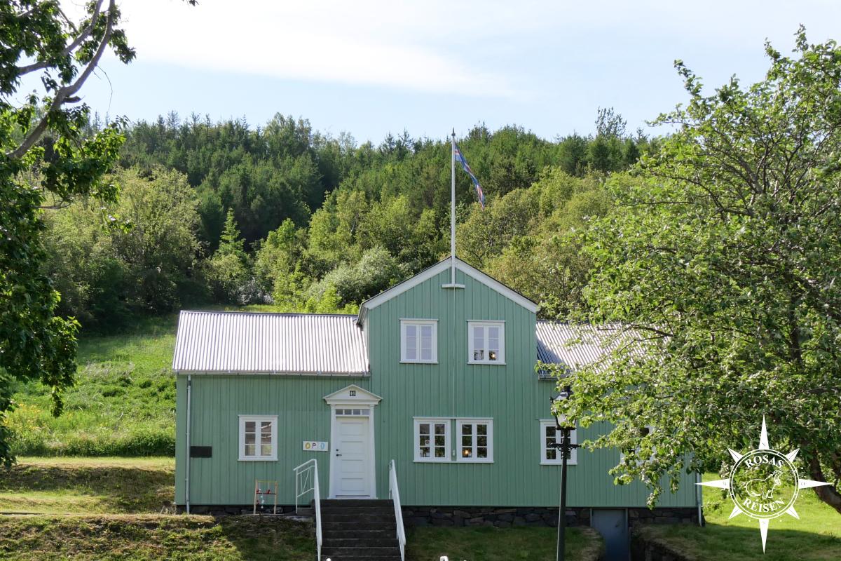 Roadtrip-Island-Akureyri-Tipps-Holzhaus