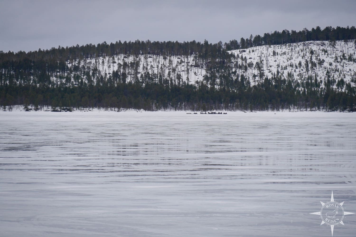 Das Eis auf dem Inarijärvi taut